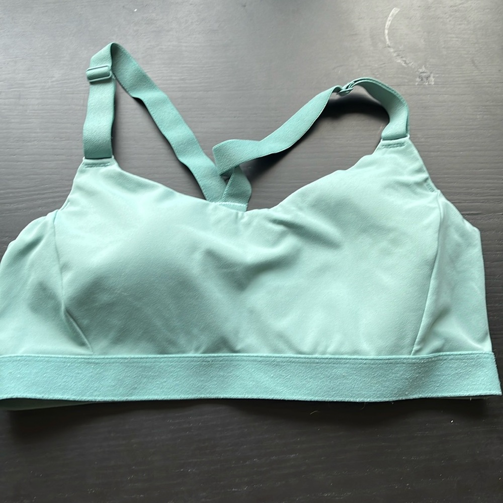Old Navy Women’s turquoise Cross Sports Bra Size M.